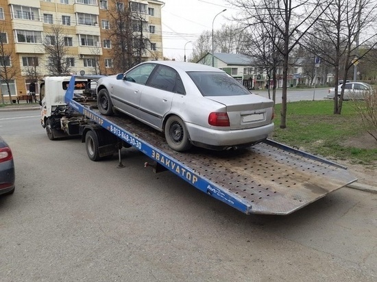 В Томске приставы арестовали машину должника у здания суда
