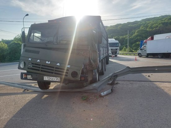 Из-за аварии с "Камазом" трассе под Новороссийском затруднено движение