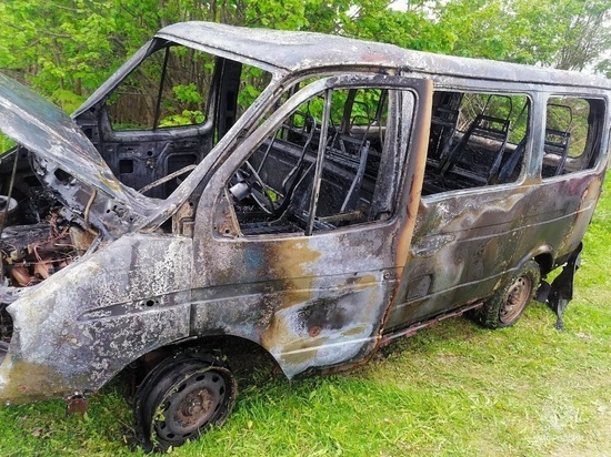 В Смоленской области в Ельне сгорел припаркованный «Соболь»
