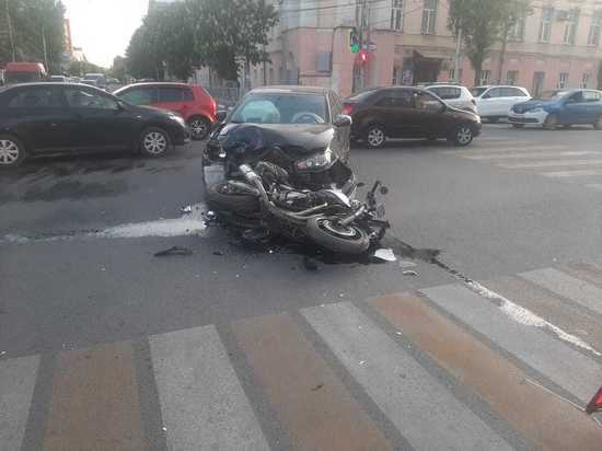 В ДТП в центре Рязани пострадали водитель и пассажир мотоцикла Suzuki