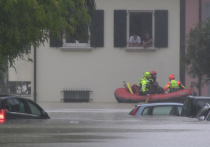 По обновленной информации агентства ANSA, в результате проливных дождей, идущих в северной итальянской области Эмилия-Романья с вечера 15 мая, уже погибли не менее трех человек и четверо числятся пропавшими без вести