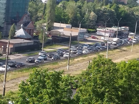 В Курске из-за столкновения маршрутки и грузовика на Кулакова образовалась пробка