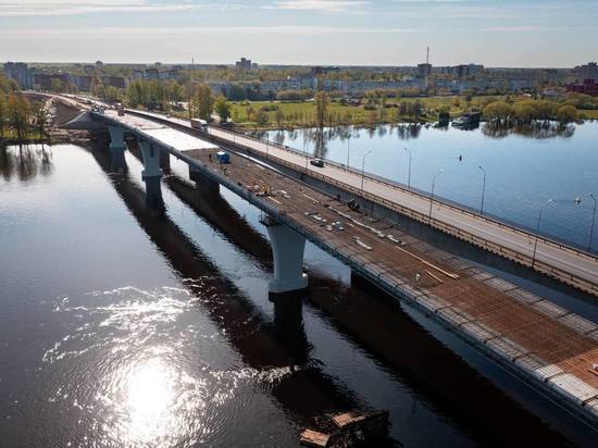 Дорожники забетонировали половину моста через Волхов в Киришах