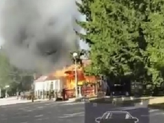 В Красноярске загорелось кафе в Центральном парке