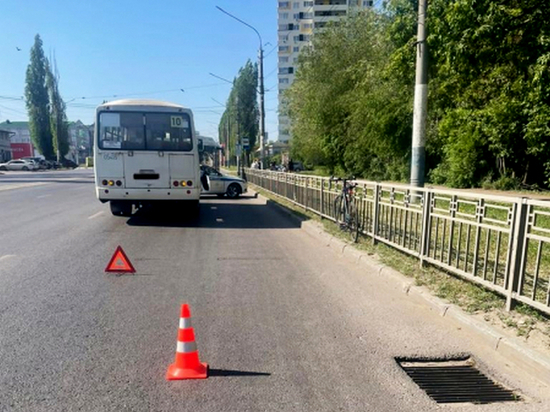 В Воронеже произошло столкновение автобуса и велосипедиста
