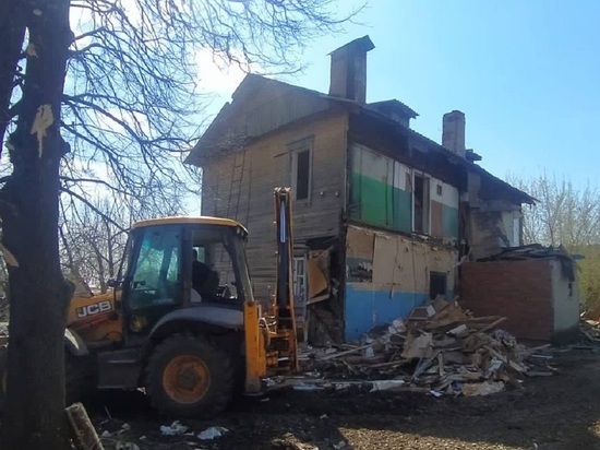 В Бабынино после вмешательства прокуратуры снесли опасный дом