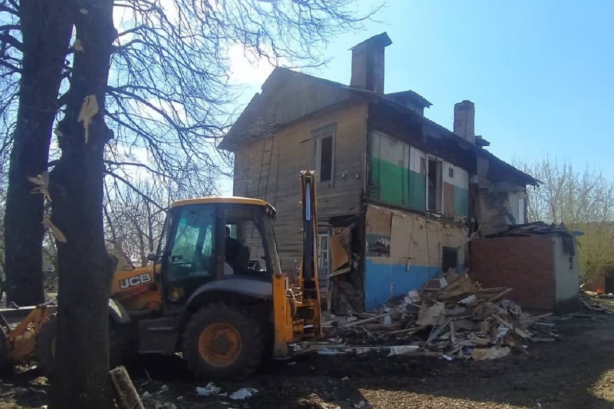 В Бабынино после вмешательства прокуратуры снесли опасный дом - МК Калуга