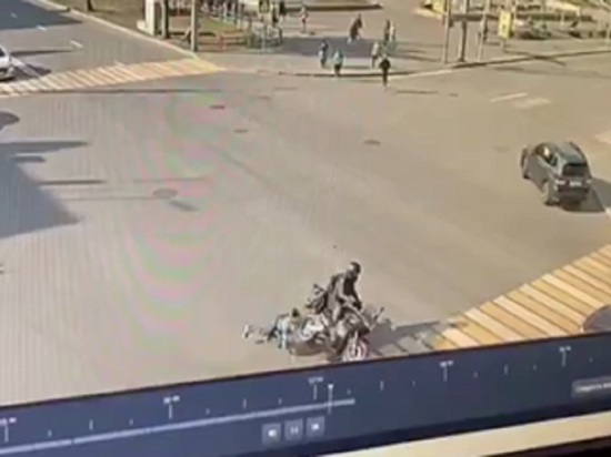 В Кургане мотоциклист сбил девушку, которая уронила телефон на дорогу