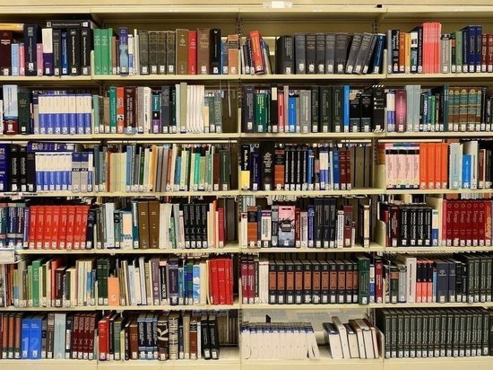 Психолог рассказал, книги каких жанров помогут расслабиться
