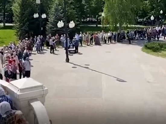Огромная очередь выстроилась в Воронеже около Благовещенского собора