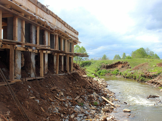 В Кизнерском районе продолжают ремонт моста через реку Умяк