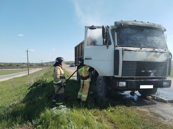 Пожар на Орловской автодороге: грузовик загорелся во время движения