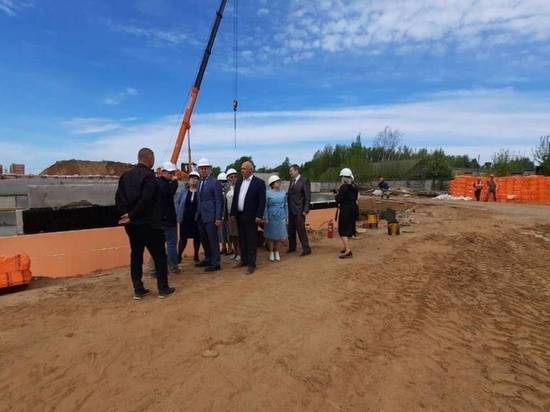 «Партийный десант» оценил ход строительства школы в поселке Апраксино Костромского района