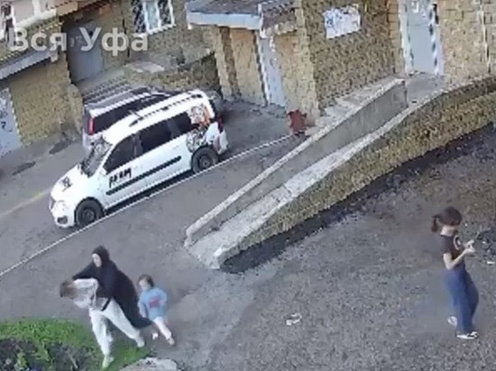 Уфимские полицейские разыскали женщину, напавшую на горожанку с ребенком