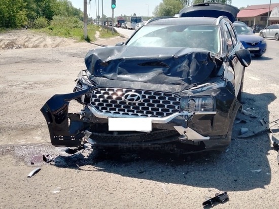 Один человек травмирован в столкновении Hyundai Santa Fe и Toyota на калужской трассе