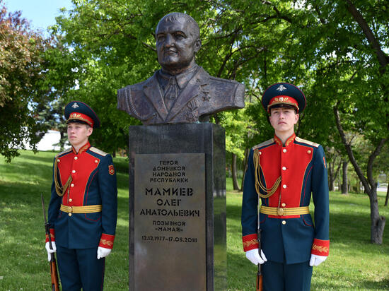 В Донецке почтили память командира "Пятнашки" Олега Мамиева