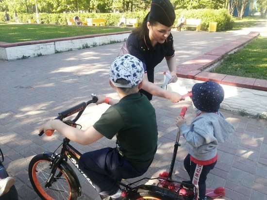 Госавтоинспекторы провели беседы с юными посетителями парков Серпухова