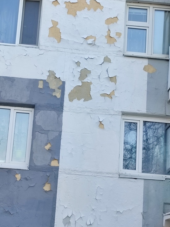 Краска отвалилась — года не прошло: в Надыме подрядчиков заставят исправить ошибки при отделке фасадов