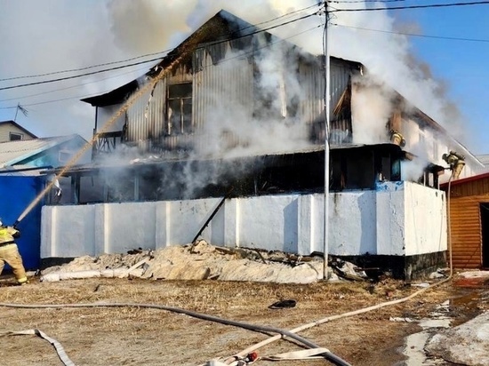 В Тарко-Сале пожарные почти 2 часа тушили полыхавший жилой дом