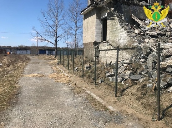 Приставы добились ограничения доступа к опасному заброшенному зданию на Сахалине