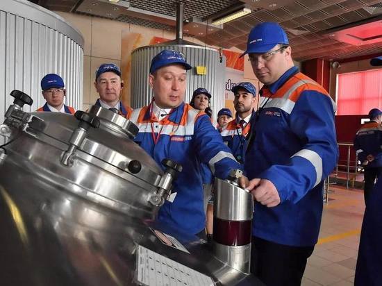 Врио губернатора Омской области посетил пивоваренный завод AB InBev Efes