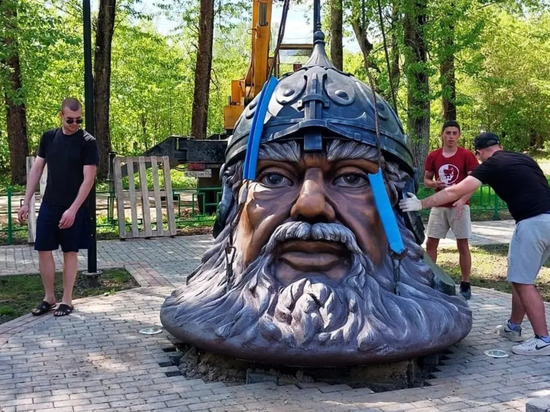 Костромские скульптуры: в городском парке Нерехты установили голову богатыря