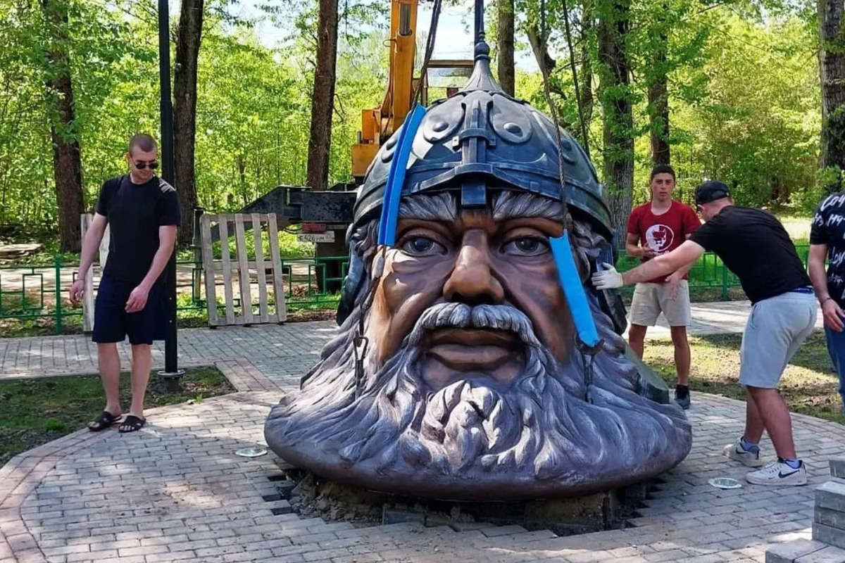 Костромские скульптуры: в городском парке Нерехты установили голову богатыря