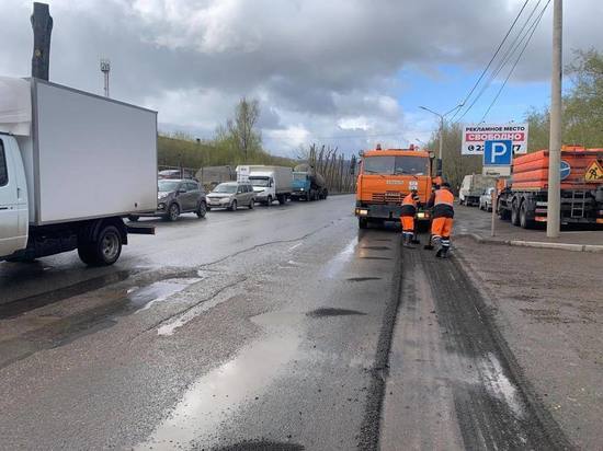 В Красноярске начали ремонтировать ямы на улице Грунтовой