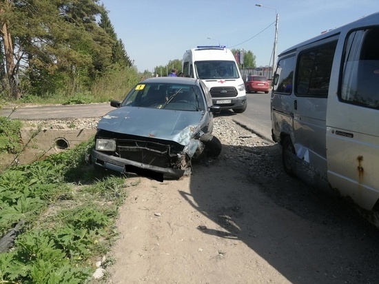 Два автомобиля не смогли поделить дорогу под Тверью