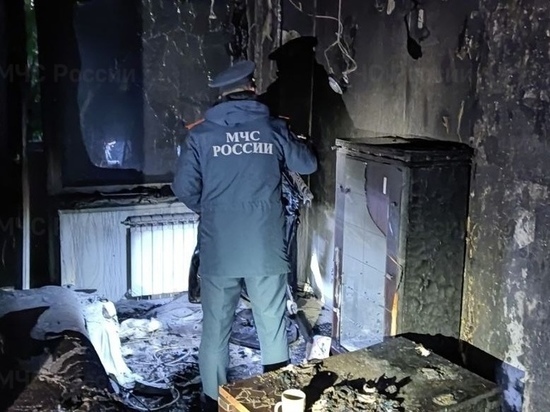 В Орле из-за горящей квартиры из дома эвакуировали 8 человек и ещё 4 жильцов спасли