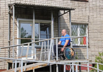 Инвалид из Бийска Дмитрий Черемисин не может добиться установки пандуса в новом доме, квартиру в котором ему предоставила администрация города после признания его жилья аварийным