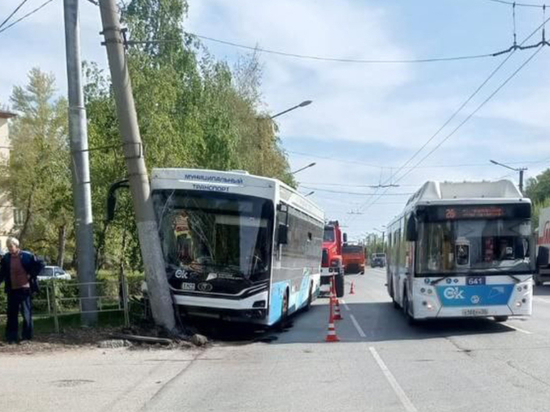 В Омске шесть человек пострадали в ДТП с троллейбусом