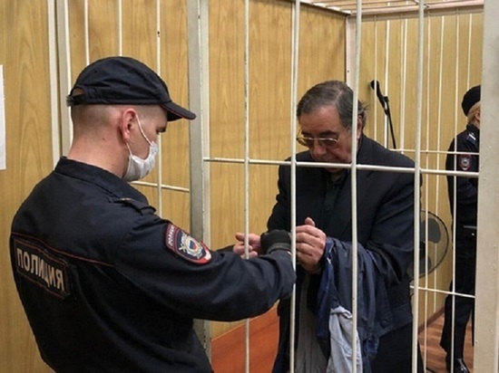 Обвиняемых в хищении имущества Баталова Цивина и Дрожжину доставили в суд