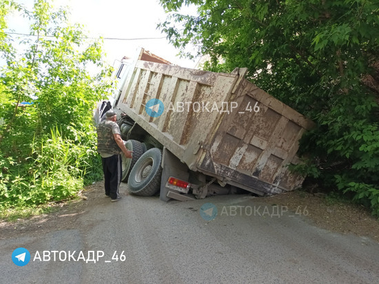 В Курске «провалился в пропасть» многотонный самосвал