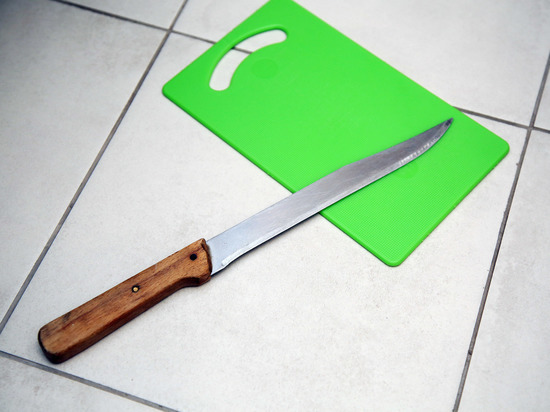 В Хакасии сломавшийся кухонный нож лишил мальчика глаза, отец под следствием
