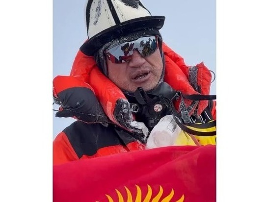 Кыргызстанец покорил Эверест во имя своей матери и женщин страны