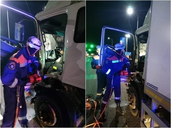 Под Новочеркасском водителя грузовика зажало в кабине после аварии