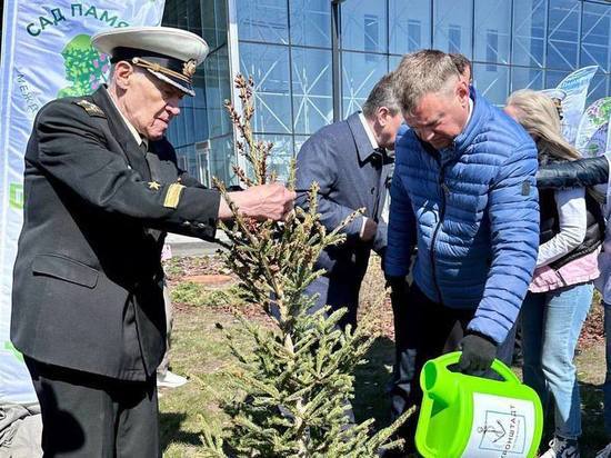 Вице-губернатор Поляков высадил деревья в Кронштадте в рамках акции «Сад памяти»