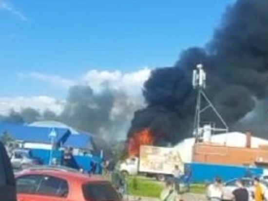 Мощнейший пожар разразился на бывшей ферме креветок под Малоярославцем