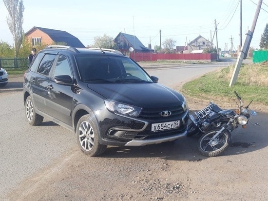 Несовершеннолетний водитель мопеда попал в больницу в Омской области после столкновения с машиной