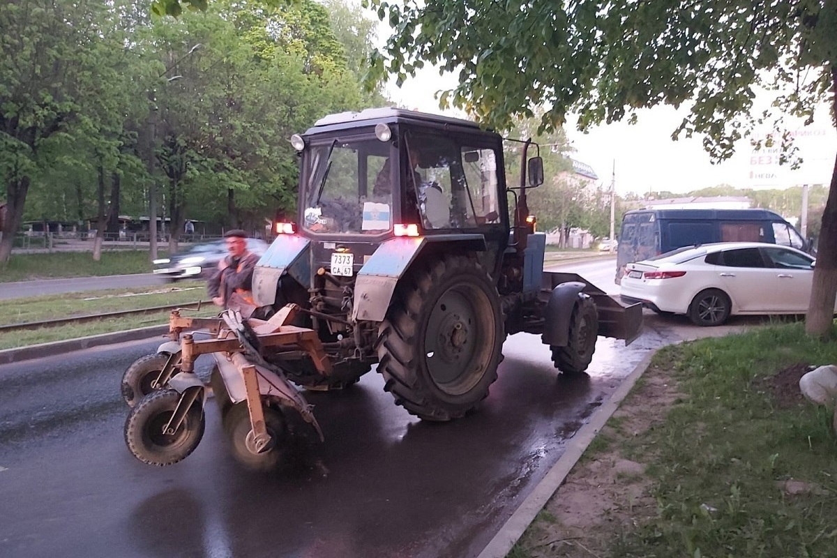 Уборка города Смоленска от грязи и песка осуществляется в круглосуточном  режиме - МК Смоленск