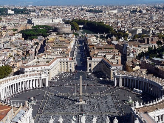 Неизвестный протаранил ворота центрального двора Ватикана