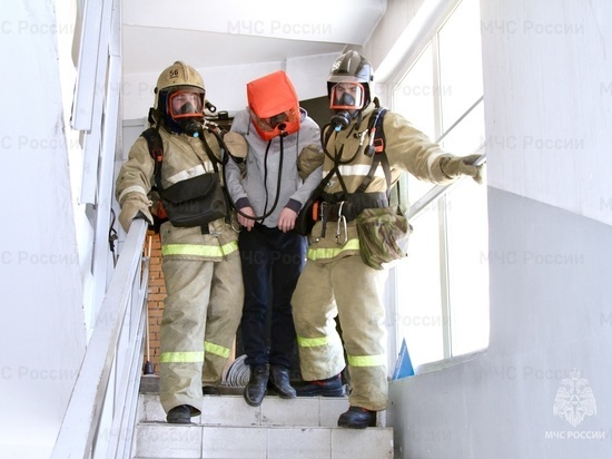 Пожарные эвакуировали 11 человек из горящего дома в Приморье