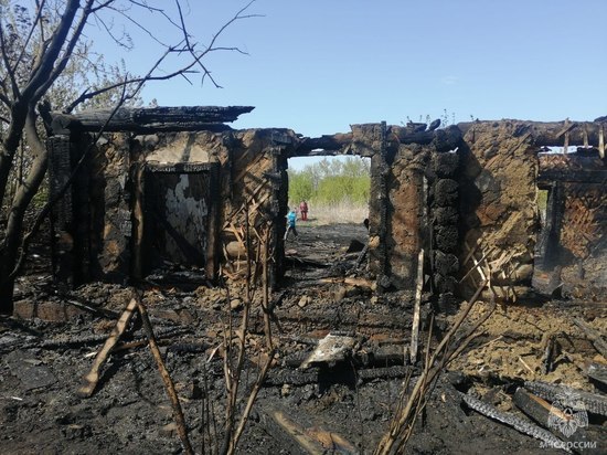 Пять нежилых домов сгорели при крупном пожаре в Угловском районе