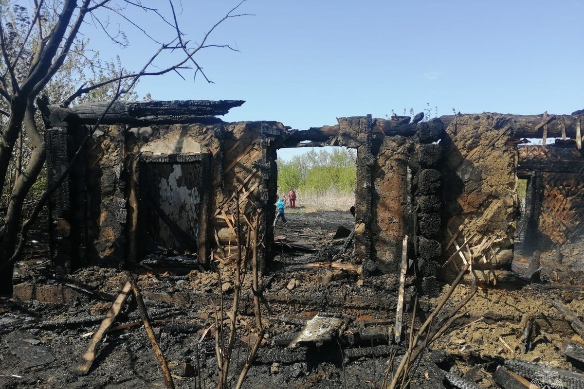 Пять нежилых домов сгорели при крупном пожаре в Угловском районе - МК  Барнаул