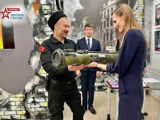 Участник СВО привез в музей Ноябрьска новые экспонаты с фронта