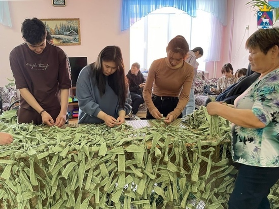 В Самбурге школьники и работники совхоза плетут маскировочные сети для бойцов СВО