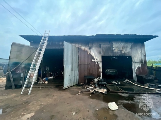 Три автомобиля загорелись в арендованном под ремонт ангаре в Соколе