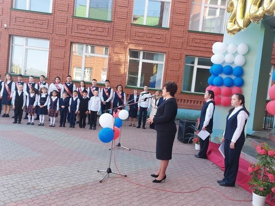 У выпускников Тюменского района сегодня последний звонок