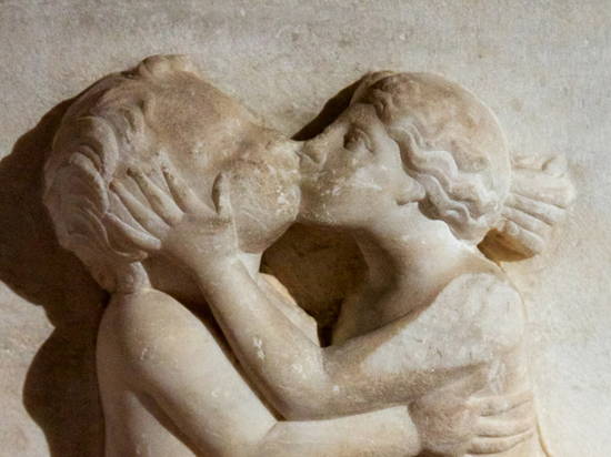 Названо время самых древних известных в истории поцелуев